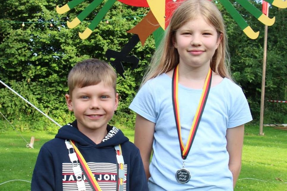 Stolze Gewinner: Kinderkönig Matz Dahmcke (7) und Jugendkönigin Lea Su Newill (12).