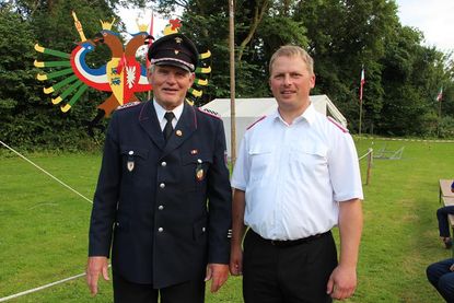 Dietrich Scheil (lks.)wurde von Ortswehrführer Johann Dammer für sein langjähriges Engagement in der Feuerwehr und bei den Klosterführungen geehrt.