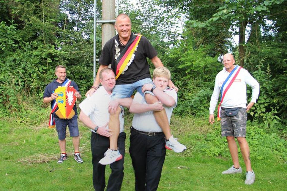 Der neue Bürgerkönig Heiko Hammerich auf dem Weg zur Proklamation. Seine Adjudanten  für das Königsjahr sind Sven-Oliver Bibow, alias Fiffi (lks.) und Arne Landschoof (re.).