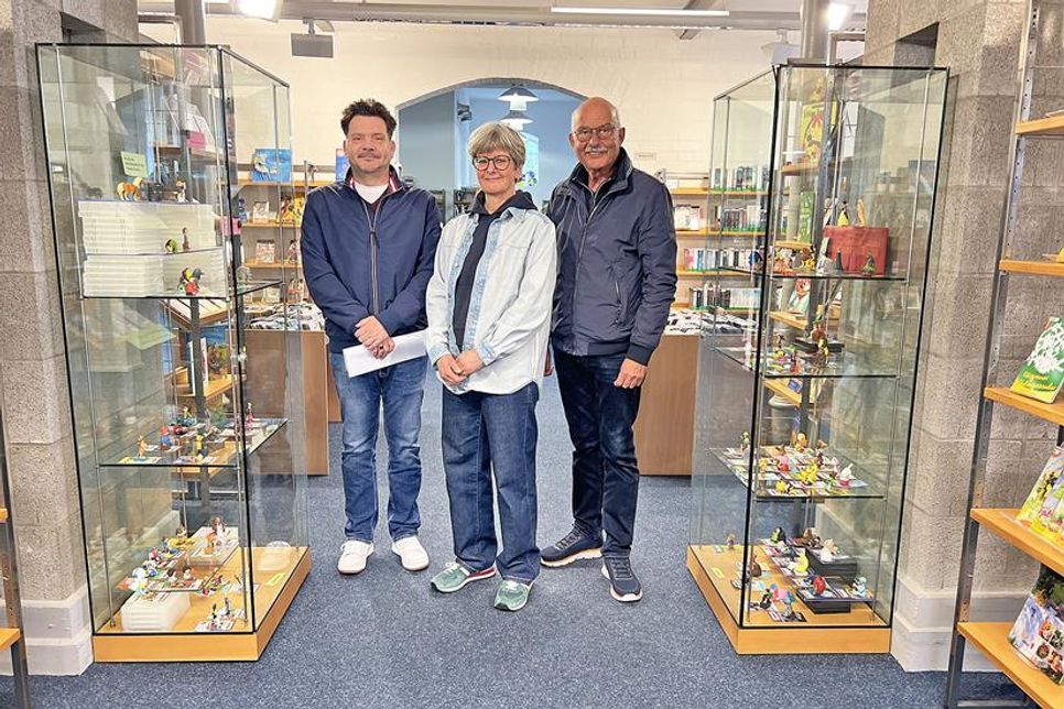 Ole Jönssen, Christiane Klause de Pupka von der Gemeindebücherei und Klaus-Dieter Gruber hoffen auf breite Beteiligung zur Unterstützung der Gemeindebücherei.