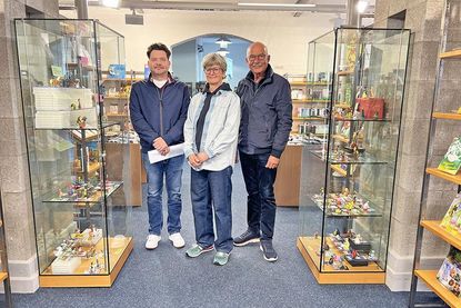 Ole Jönssen, Christiane Klause de Pupka von der Gemeindebücherei und Klaus-Dieter Gruber hoffen auf breite Beteiligung zur Unterstützung der Gemeindebücherei.