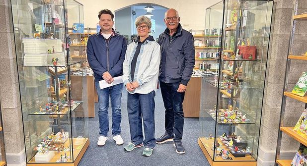 Ole Jönssen, Christiane Klause de Pupka von der Gemeindebücherei und Klaus-Dieter Gruber hoffen auf breite Beteiligung zur Unterstützung der Gemeindebücherei.