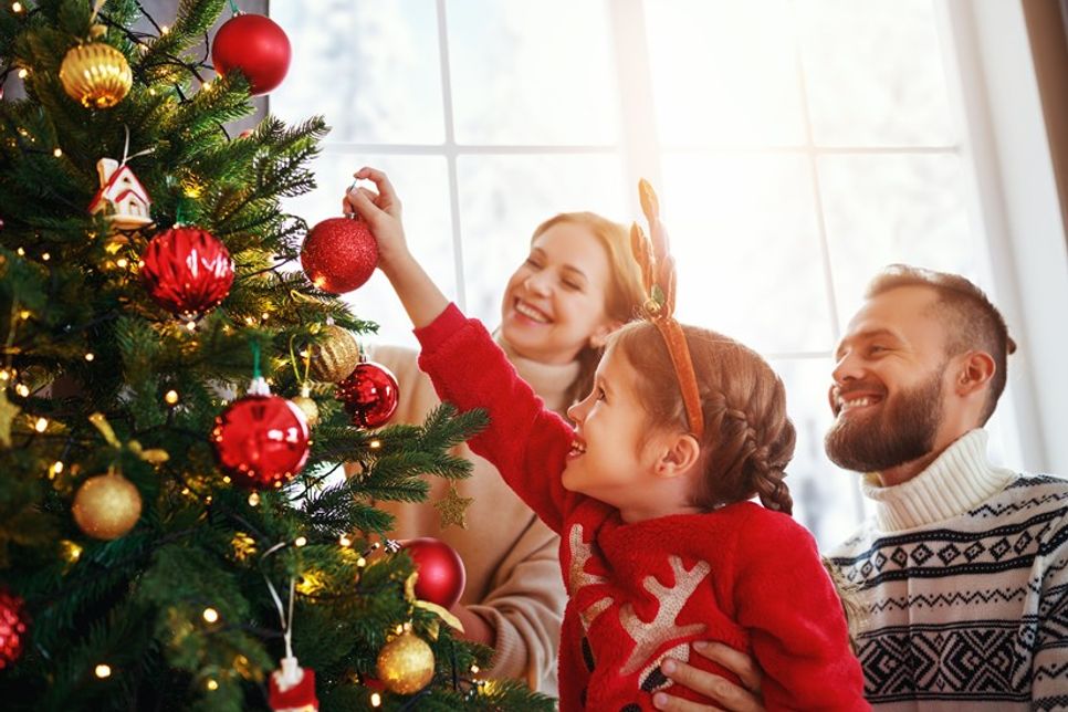 Sicher stehen sollte der Christbaum, damit man ihn mit allerlei festlicher Dekoration zum Funkeln bringen kann. Foto: DJD/KRINNER/Jenko Ataman - stock.adobe.com