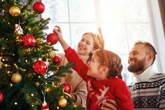 Sicher stehen sollte der Christbaum, damit man ihn mit allerlei festlicher Dekoration zum Funkeln bringen kann. Foto: DJD/KRINNER/Jenko Ataman - stock.adobe.com