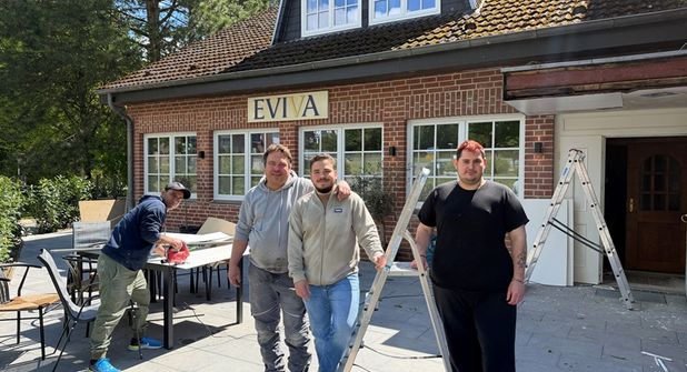 Gastronom Athanasios Kikidis (2. v. l.) und sein Sohn Marinos Kikidis (3. v. l.) freuen sich darauf, ihren Gästen bald köstliche griechische Spezialitäten zu servieren.