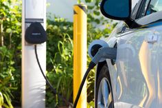 Im Jahr 2020 zugelassene Elektroautos sind etwa 40 Prozent klimafreundlicher als Pkw mit Benzinmotor.