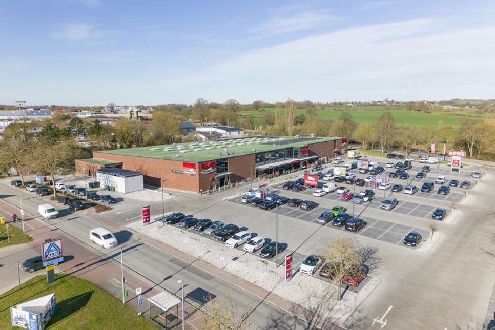 Der moderne Rewe Haase Markt in Neustadt, 2022 nach dem Green-Building-Konzept errichtet.