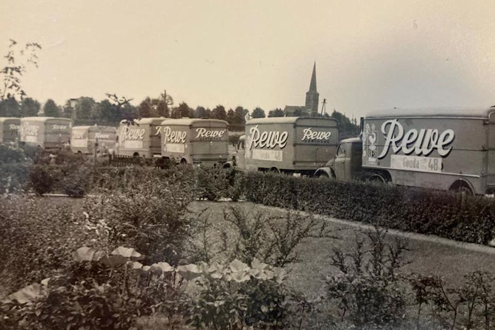 Rewe-Lieferwagen 1964: Zur Eröffnung des ersten SB-Marktes in Bockum-Hövel fuhren Rewe-Fahrzeuge in Kolonne durch den Ort und sorgten für Aufmerksamkeit.