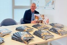 Manfred Wohnrade, Touristikleiter des Tourismus-Service Grömitz, präsentiert stolz das neue IN Magazin.