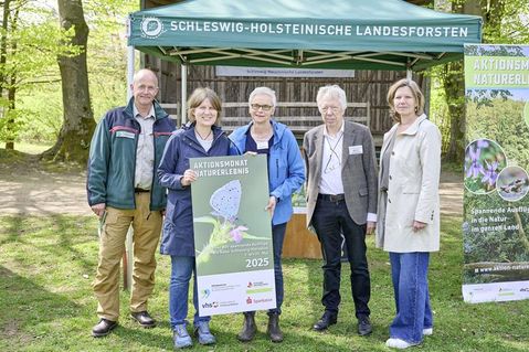 Veranstaltergemeinschaft und Gastgeber beim offiziellen Auftakt (v.l.): Dr. Chris Freise von den Landesforsten, Nicole Rönnspieß vom BNUR, Ute Ojowski von der Stiftung Naturschutz, VHS-Vertreter Dr. Ernst Dieter Rossmann und Gyde Opitz vom Sparkassen- und Giroverband Schleswig-Holstein.
