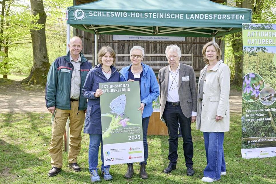 Veranstaltergemeinschaft und Gastgeber beim offiziellen Auftakt (v.l.): Dr. Chris Freise von den Landesforsten, Nicole Rönnspieß vom BNUR, Ute Ojowski von der Stiftung Naturschutz, VHS-Vertreter Dr. Ernst Dieter Rossmann und Gyde Opitz vom Sparkassen- und Giroverband Schleswig-Holstein.