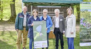 Veranstaltergemeinschaft und Gastgeber beim offiziellen Auftakt (v.l.): Dr. Chris Freise von den Landesforsten, Nicole Rönnspieß vom BNUR, Ute Ojowski von der Stiftung Naturschutz, VHS-Vertreter Dr. Ernst Dieter Rossmann und Gyde Opitz vom Sparkassen- und Giroverband Schleswig-Holstein.