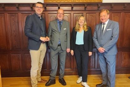 OHT-Vorsitzender Jörg Weber (2. v. lks.) und Geschäftsführerin Katja Lauritzen trafen auf den Bundestagsabgeordneten Sebastian Schmidt (lks.) und seinen Vorgänger Ingo Gädechens. (Foto: OHT)