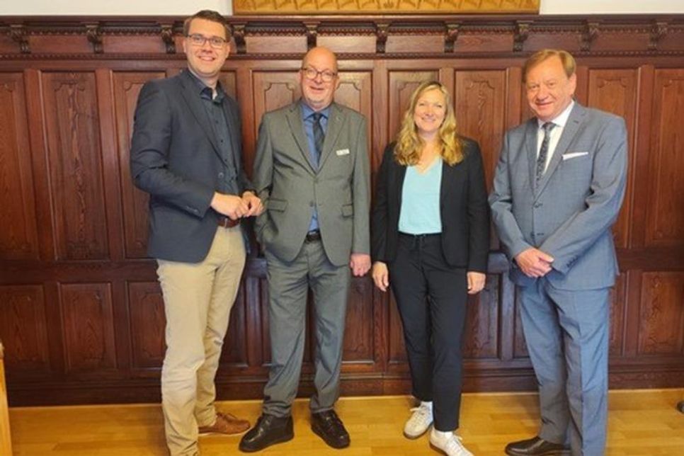 OHT-Vorsitzender Jörg Weber (2. v. lks.) und Geschäftsführerin Katja Lauritzen trafen auf den Bundestagsabgeordneten Sebastian Schmidt (lks.) und seinen Vorgänger Ingo Gädechens. (Foto: OHT)
