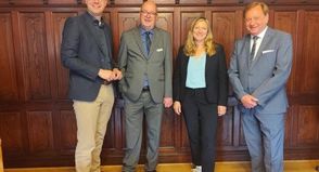 OHT-Vorsitzender Jörg Weber (2. v. lks.) und Geschäftsführerin Katja Lauritzen trafen auf den Bundestagsabgeordneten Sebastian Schmidt (lks.) und seinen Vorgänger Ingo Gädechens. (Foto: OHT)
