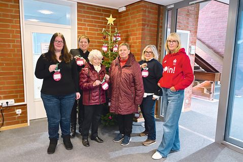 Die im Stockelsdorfer Rathaus für den Wunschbaum verantwortliche Laura Hildebrand (v.li.), Bürgermeisterin Julia Samtleben, Hildegard Engelbrecht und Betty Kloss von der Tafel Bad Schwartau, Christiane Westfehling von der AWO Bad Schwartau und Sparkassenmitarbeiterin Sylvia Wroblewski vor dem Stockelsdorfer Wunschbaum.