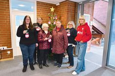 Die im Stockelsdorfer Rathaus für den Wunschbaum verantwortliche Laura Hildebrand (v.li.), Bürgermeisterin Julia Samtleben, Hildegard Engelbrecht und Betty Kloss von der Tafel Bad Schwartau, Christiane Westfehling von der AWO Bad Schwartau und Sparkassenmitarbeiterin Sylvia Wroblewski vor dem Stockelsdorfer Wunschbaum.
