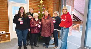 Die im Stockelsdorfer Rathaus für den Wunschbaum verantwortliche Laura Hildebrand (v.li.), Bürgermeisterin Julia Samtleben, Hildegard Engelbrecht und Betty Kloss von der Tafel Bad Schwartau, Christiane Westfehling von der AWO Bad Schwartau und Sparkassenmitarbeiterin Sylvia Wroblewski vor dem Stockelsdorfer Wunschbaum.