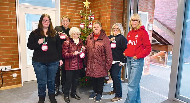 Die im Stockelsdorfer Rathaus für den Wunschbaum verantwortliche Laura Hildebrand (v.li.), Bürgermeisterin Julia Samtleben, Hildegard Engelbrecht und Betty Kloss von der Tafel Bad Schwartau, Christiane Westfehling von der AWO Bad Schwartau und Sparkassenmitarbeiterin Sylvia Wroblewski vor dem Stockelsdorfer Wunschbaum.