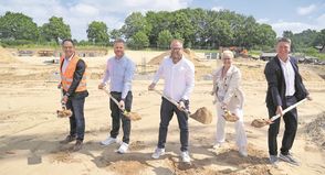 Führten gemeinsam den Spatenstich durch: Benedikt Sticht, IE-Plast Baufirma, Helge Ahrens, Andreas Wenig, Annett Schumacher, alle CODAN, und Bürgermeister Michael Robien (v. lks.).