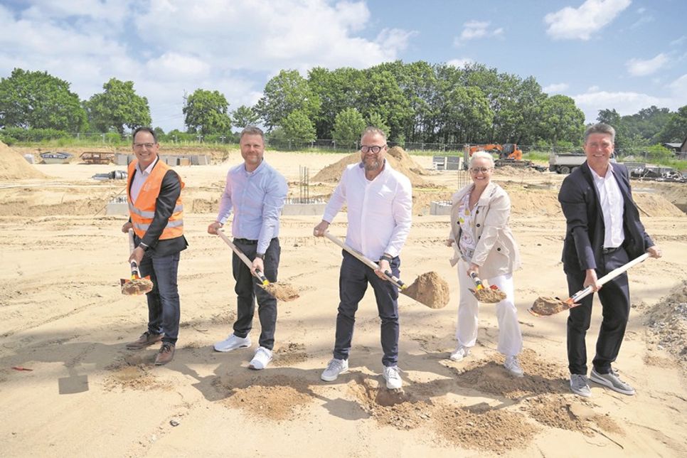 Führten gemeinsam den Spatenstich durch: Benedikt Sticht, IE-Plast Baufirma, Helge Ahrens, Andreas Wenig, Annett Schumacher, alle CODAN, und Bürgermeister Michael Robien (v. lks.).