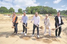 Führten gemeinsam den Spatenstich durch: Benedikt Sticht, IE-Plast Baufirma, Helge Ahrens, Andreas Wenig, Annett Schumacher, alle CODAN, und Bürgermeister Michael Robien (v. lks.).