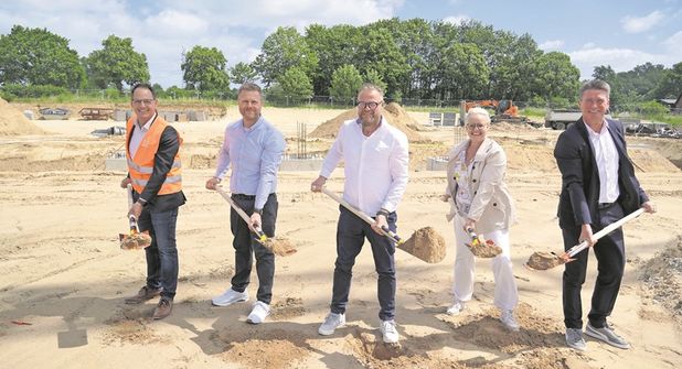 Führten gemeinsam den Spatenstich durch: Benedikt Sticht, IE-Plast Baufirma, Helge Ahrens, Andreas Wenig, Annett Schumacher, alle CODAN, und Bürgermeister Michael Robien (v. lks.).