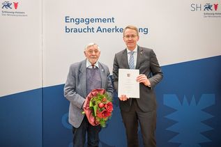 Herwart Bansemer aus Ratekau wurde für sein Engagement im Umwelt- und Naturschutz von Landeschef Daniel Günther geehrt.