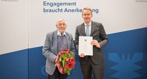 Herwart Bansemer aus Ratekau wurde für sein Engagement im Umwelt- und Naturschutz von Landeschef Daniel Günther geehrt.