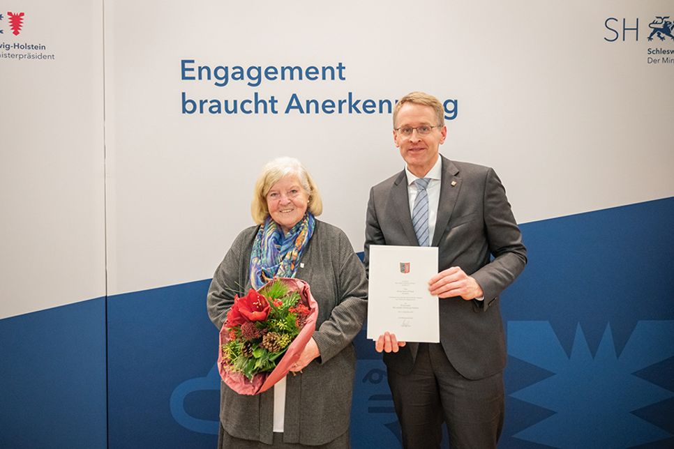 Anne-Gertrud Pistol aus Klingberg engagiert sich seit über 27 Jahren ehrenamtlich in der Hospizarbeit. Dafür überreichte ihr Ministerpräsident Daniel Günther die Ehrennadel des Landes.