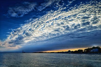 Dramatischer Himmel über Grömitz: Unser Leser Achim Otto hat diesen stimmungsvollen Sonnenuntergang an der Küste eingefangen.
