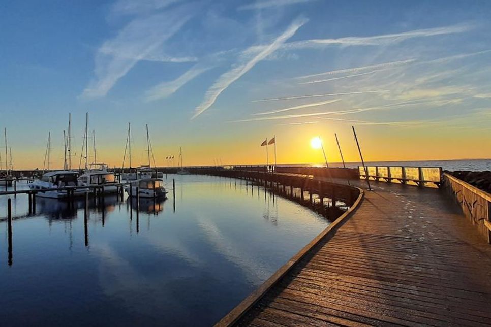 Goldene Stunde in Grömitz: Das Foto von Andreas Bock zeigt den Yachthafen im schönsten Morgenlicht.