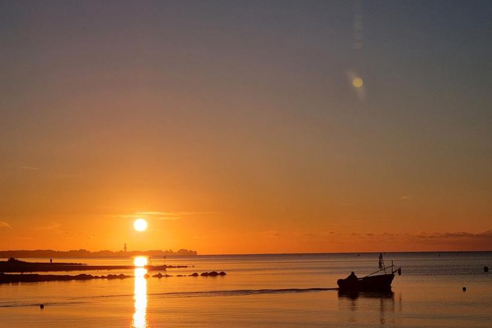 Sonnenaufgang in Sierksdorf: Yvonne Tecklenburg fotografierte den Moment, in dem die Sonne die Ostsee in goldenes Licht taucht.
