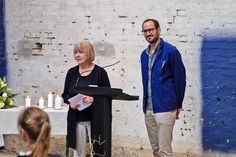Monika Metzner-Zinßmeister, Vorsitzende des Fördervereins der Gedenkstätte Ahrensbök, mit Jeremy Elias, dem Enkel von Henry Bawnik.