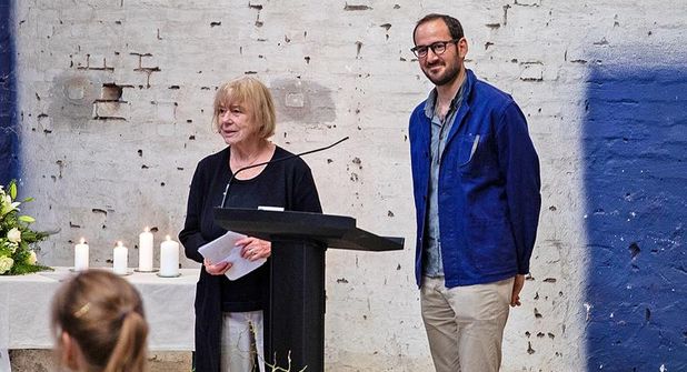 Monika Metzner-Zinßmeister, Vorsitzende des Fördervereins der Gedenkstätte Ahrensbök, mit Jeremy Elias, dem Enkel von Henry Bawnik.