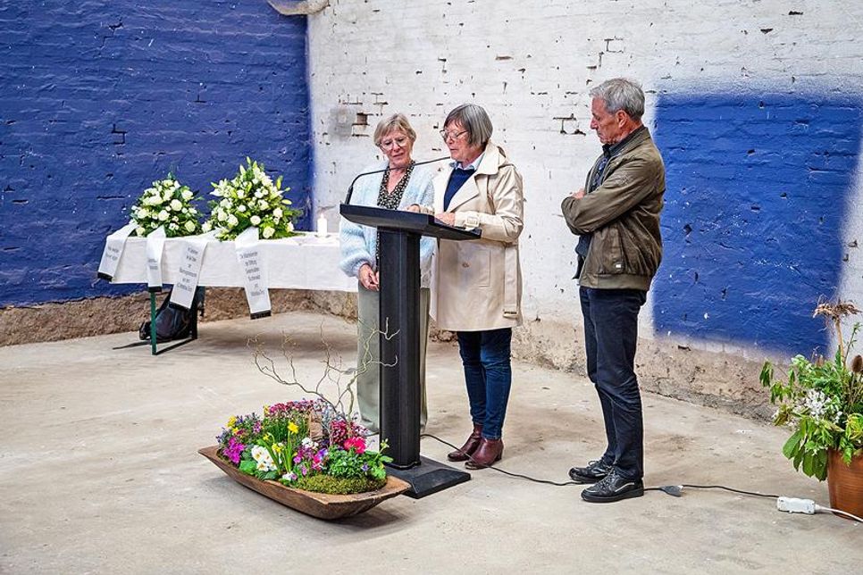 Die Enkelkinder von Marcel Rosiers reisten aus Belgien an, um ihrem Großvater zu gedenken, der 1945 in dieser Scheune auf dem Gut Glasau starb.