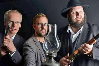 Bei der Plöner Kulturnacht 2025 treten auch „Drei Herren“ vor den Zuschauern in Aktion.