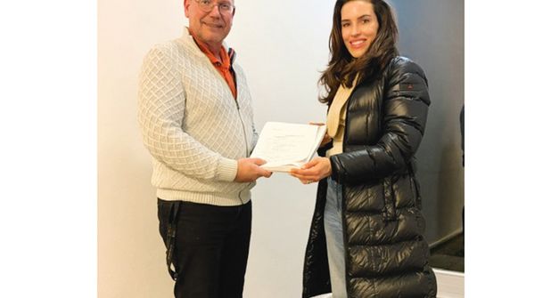 Am 8. März nächsten Jahres ist Bürgermeisterwahl in Ratekau. Auch Anna Funck aus Sereetz will Rathauschefin werden und hat bereits ihre Wahlunterlagen bei Ordnungsamtsleiter Heiko Laskowski abgegeben.