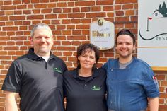 Inhaber Tobias Witt mit Ehefrau Nicole und Küchenchef Mark Mai (v. lks.) wollen den Besuchern einzigartige und hochwertige gastronomische Momente bieten.