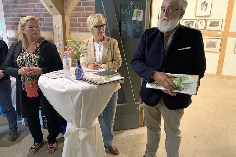 Susanne Hasenbeck (lks.) und Kirsten Sköries mit Dr. Jürgen Henrich, der den Besuchern die Hintergründe seiner Werke anhand seiner Skizzenbücher erklärte.