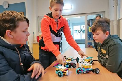 Ove Bornschein, Frieder Seidel und Lucas Berg nehmen die Roboter als Jury unter die Lupe.