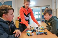 Ove Bornschein, Frieder Seidel und Lucas Berg nehmen die Roboter als Jury unter die Lupe.