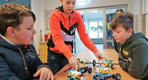Ove Bornschein, Frieder Seidel und Lucas Berg nehmen die Roboter als Jury unter die Lupe.