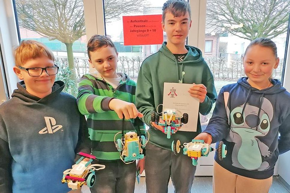 Marlon Schwieskow, Bruno Braovac, Felix Kniejski und Mia Piepke sind jüngst mit einem Wettrennen in die Woche gestartet. In der AG „Lernen Ohne Langeweile“ haben sie Legoroboter gebaut und auf „Wettkampf“ programmiert.