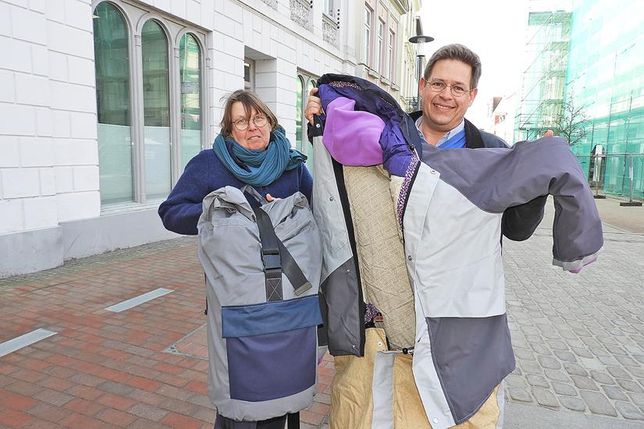 Eutins Sozialarbeiterin Daniela Koch und Dr. Dietrich von Klinggräff, Vorsitzender Johanniter Hilfsgemeinschaft Kiel, erläuterten die Vorteile der Sheltersuits.