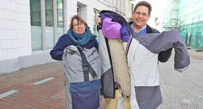 Eutins Sozialarbeiterin Daniela Koch und Dr. Dietrich von Klinggräff, Vorsitzender Johanniter Hilfsgemeinschaft Kiel, erläuterten die Vorteile der Sheltersuits.