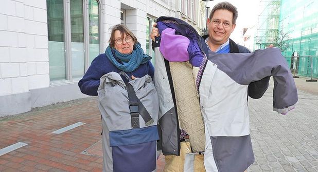 Eutins Sozialarbeiterin Daniela Koch und Dr. Dietrich von Klinggräff, Vorsitzender Johanniter Hilfsgemeinschaft Kiel, erläuterten die Vorteile der Sheltersuits.