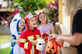 An Halloween ziehen die Kinder von Tür zu Tür und erhalten Süßigkeiten, wenn sie einen Reim aufsagen.
