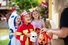 An Halloween ziehen die Kinder von Tür zu Tür und erhalten Süßigkeiten, wenn sie einen Reim aufsagen.