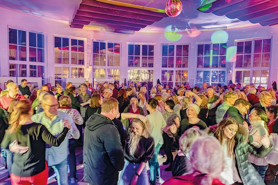 Am Freitagabend heißt es zum letzten Mal in diesem Jahr „Tanzen am Meer“ in der Trinkkurhalle.
